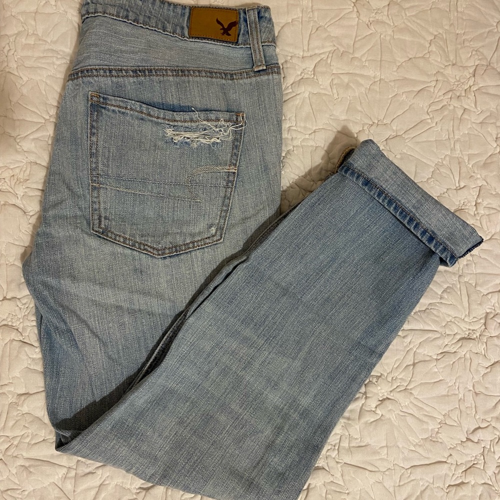 American eagle Light wash ripped mom jeans